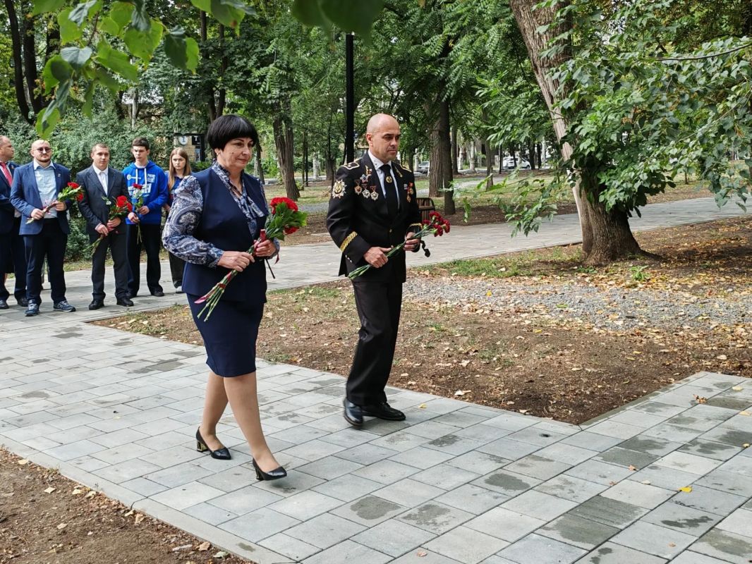 Сегодня, в преддверии Дня шахтёра, в городском сквере состоялась церемония возложения цветов к Мемориалу погибшим шахтёрам Сегодня, в преддверии Дня шахтёра, в городском сквере состоялась церемония возложения цветов к Мемориалу погибшим шахтёрам