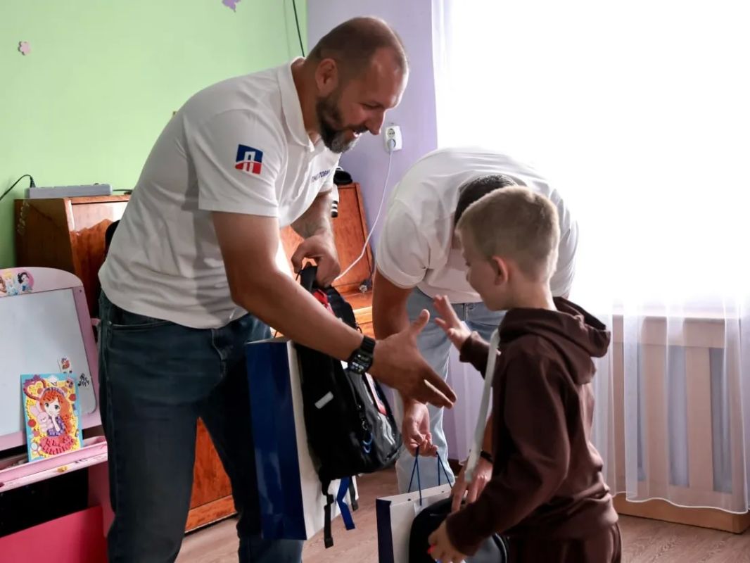 Александр Бондаренко: Для ребят макеевского "Гнездышка" собрали в рюкзаки всё самое нужное к 1 сентября Александр Бондаренко: Для ребят макеевского "Гнездышка" собрали в рюкзаки всё самое нужное к 1 сентября