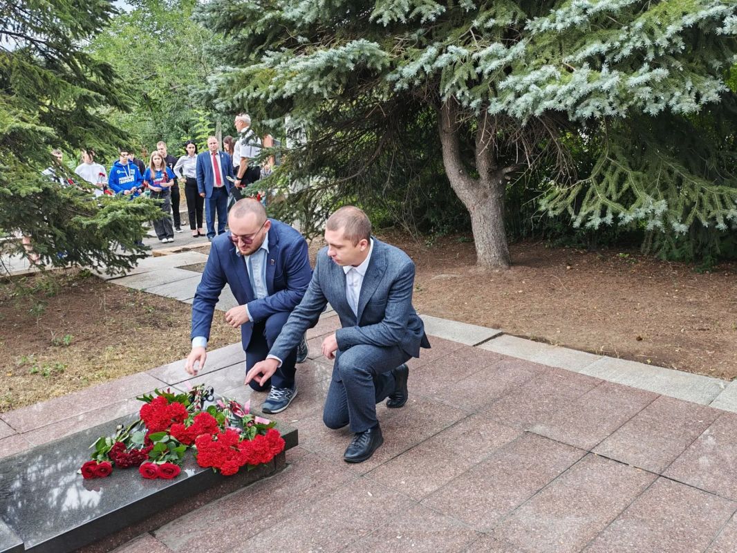 Сегодня в Торезе состоялась церемония возложения цветов к памятному знаку легендарного шахтёра и Героя Социалистического Труда А.Г. Стаханова. В мероприятии приняли участие Председатель Торезского городского совета Александр... Сегодня в Торезе состоялась церемония возложения цветов к памятному знаку легендарного шахтёра и Героя Социалистического Труда А.Г. Стаханова. В мероприятии приняли участие Председатель Торезского городского совета Александр...