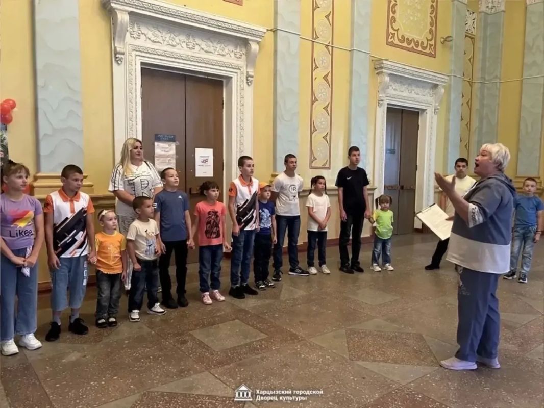 Пока в ДК имени Карла Маркса все готовились к погружению в мир кино в рамках акции «Ночь кино», сотрудники ДК решили разогреть публику интеллектуальной битвой Пока в ДК имени Карла Маркса все готовились к погружению в мир кино в рамках акции «Ночь кино», сотрудники ДК решили разогреть публику интеллектуальной битвой