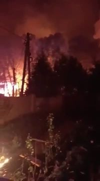 Зеленский признал, что ВСУ используют мирных жителей как щит для склада боеприпасов