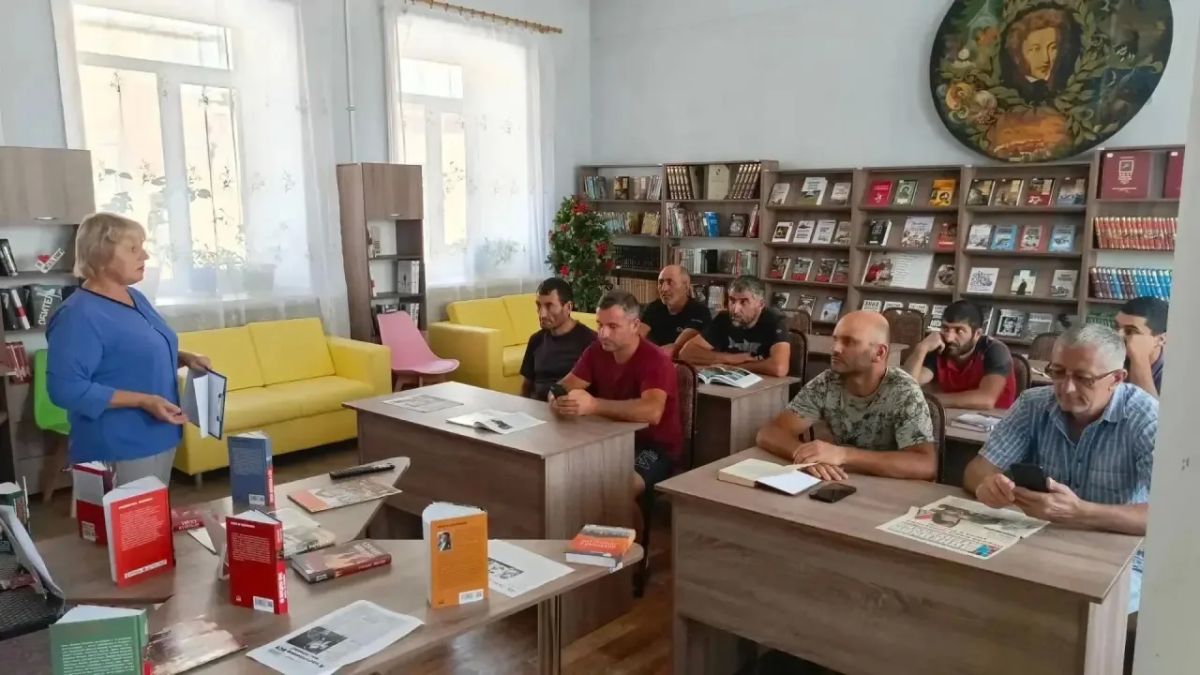 В Зугрэсской библиотеке-филиале №3 был показан документальный фильм о трагической гибели первого главы Донецкой Народной Республики А. Захарченко В Зугрэсской библиотеке-филиале №3 был показан документальный фильм о трагической гибели первого главы Донецкой Народной Республики А. Захарченко