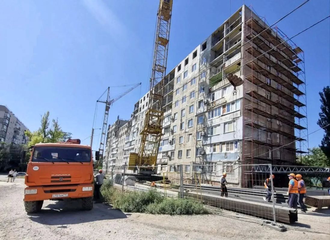 Антон Кольцов: Еще один многоквартирный дом, который получил значительные повреждения в ходе боевых действий, поднимается из руин