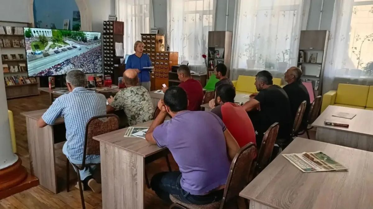 В Зугрэсской библиотеке-филиале №3 был показан документальный фильм о трагической гибели первого главы Донецкой Народной Республики А. Захарченко В Зугрэсской библиотеке-филиале №3 был показан документальный фильм о трагической гибели первого главы Донецкой Народной Республики А. Захарченко