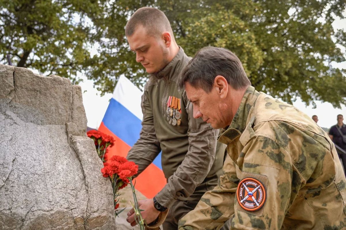 «Мы не можем стоять в стороне»: в ДНР почтили память ополченцев, оборонявших Иловайск «Мы не можем стоять в стороне»: в ДНР почтили память ополченцев, оборонявших Иловайск