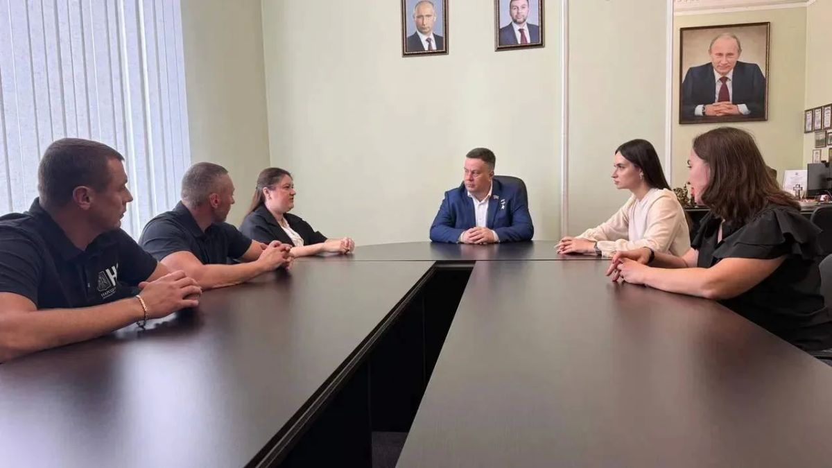 Константин Кузьмин: Провел рабочее совещание с депутатами Народного Совета Евгением Белашевым, Юрием Афендиковым, Мариной Каплянок и Уполномоченным по правам ребенка Таисией Чернявской