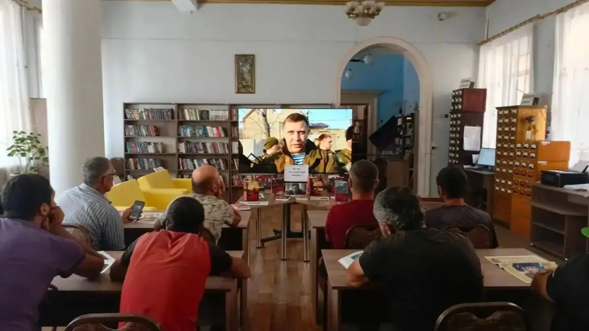 В Зугрэсской библиотеке-филиале №3 был показан документальный фильм о трагической гибели первого главы Донецкой Народной Республики А. Захарченко В Зугрэсской библиотеке-филиале №3 был показан документальный фильм о трагической гибели первого главы Донецкой Народной Республики А. Захарченко