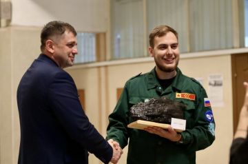 На глубине традиций: молодежь ДНР поздравила шахтеров и прикоснулась к профессии