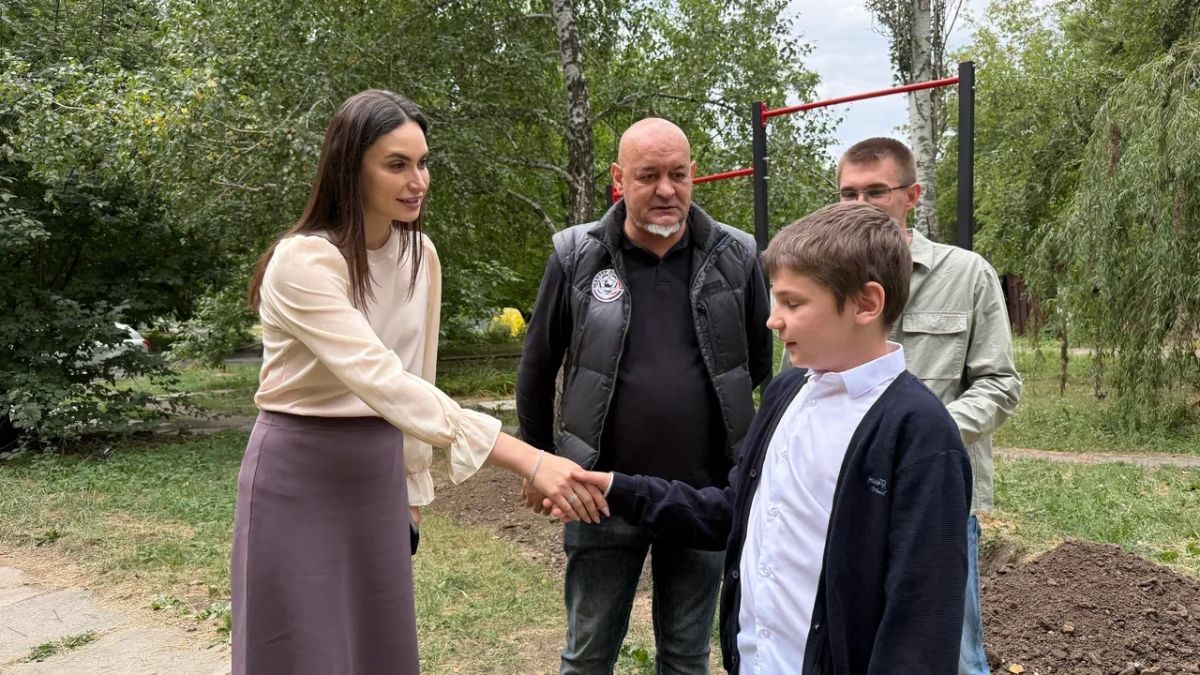 "Чудеса рядом!": депутаты построили новую детскую площадку по просьбе многодетной мамы "Чудеса рядом!": депутаты построили новую детскую площадку по просьбе многодетной мамы