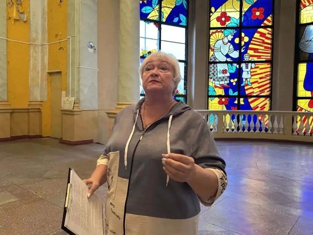 Пока в ДК имени Карла Маркса все готовились к погружению в мир кино в рамках акции «Ночь кино», сотрудники ДК решили разогреть публику интеллектуальной битвой Пока в ДК имени Карла Маркса все готовились к погружению в мир кино в рамках акции «Ночь кино», сотрудники ДК решили разогреть публику интеллектуальной битвой