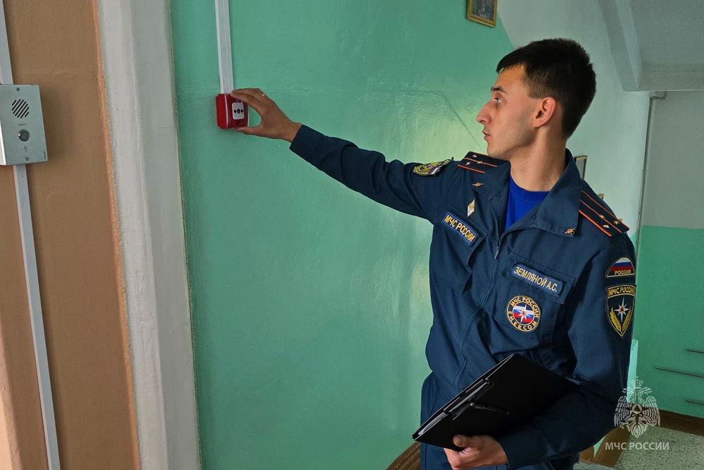 В ДНР сотрудники МЧС России проводят обязательные профилактические визиты по пожарной безопасности в учебных заведениях В ДНР сотрудники МЧС России проводят обязательные профилактические визиты по пожарной безопасности в учебных заведениях