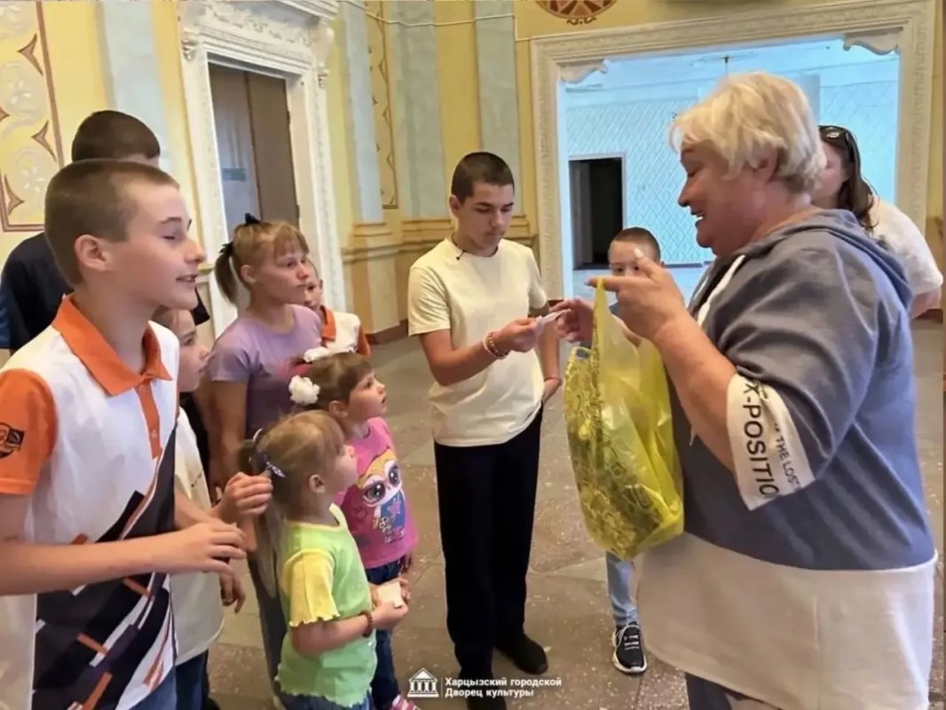 Пока в ДК имени Карла Маркса все готовились к погружению в мир кино в рамках акции «Ночь кино», сотрудники ДК решили разогреть публику интеллектуальной битвой Пока в ДК имени Карла Маркса все готовились к погружению в мир кино в рамках акции «Ночь кино», сотрудники ДК решили разогреть публику интеллектуальной битвой