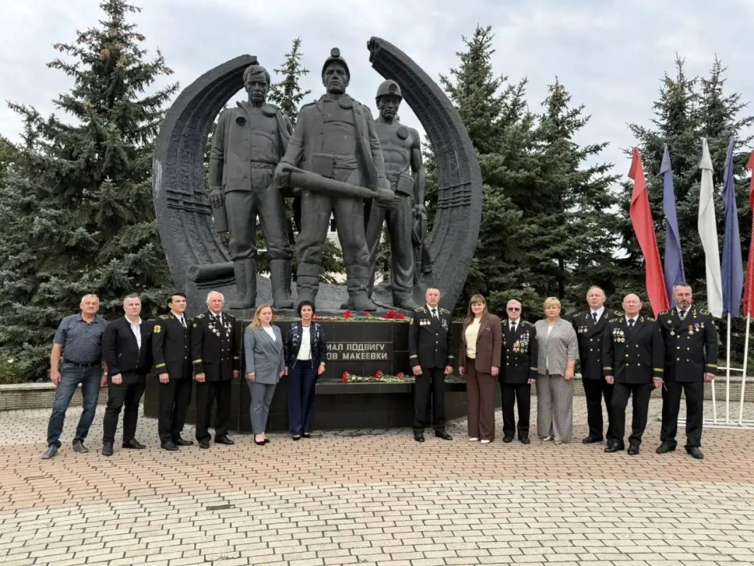 В преддверии Дня шахтёра председатель Совета женщин городского округа Макеевка, заместитель главы Администрации городского округа Макеевка Ирина Сидякина совместно с представителями Совета женщин города Макеевка приняли... В преддверии Дня шахтёра председатель Совета женщин городского округа Макеевка, заместитель главы Администрации городского округа Макеевка Ирина Сидякина совместно с представителями Совета женщин города Макеевка приняли...