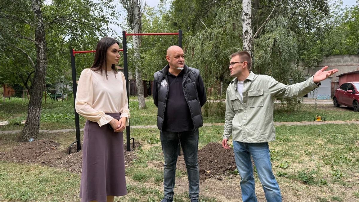 "Чудеса рядом!": депутаты построили новую детскую площадку по просьбе многодетной мамы