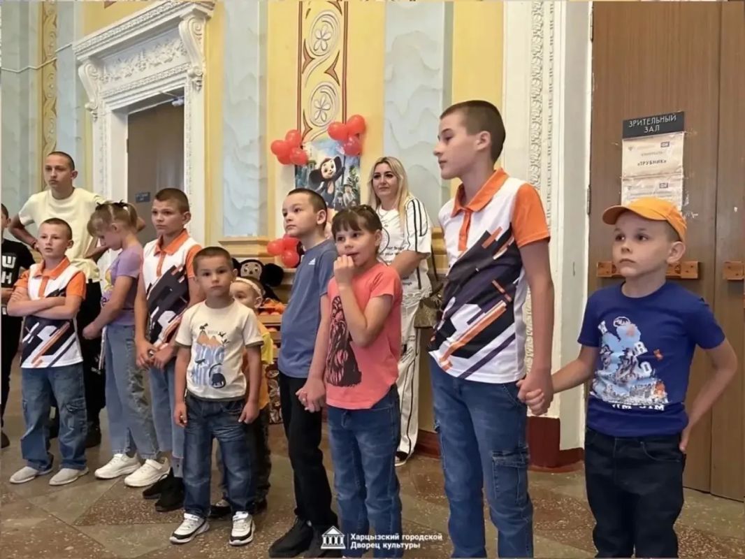 Пока в ДК имени Карла Маркса все готовились к погружению в мир кино в рамках акции «Ночь кино», сотрудники ДК решили разогреть публику интеллектуальной битвой Пока в ДК имени Карла Маркса все готовились к погружению в мир кино в рамках акции «Ночь кино», сотрудники ДК решили разогреть публику интеллектуальной битвой