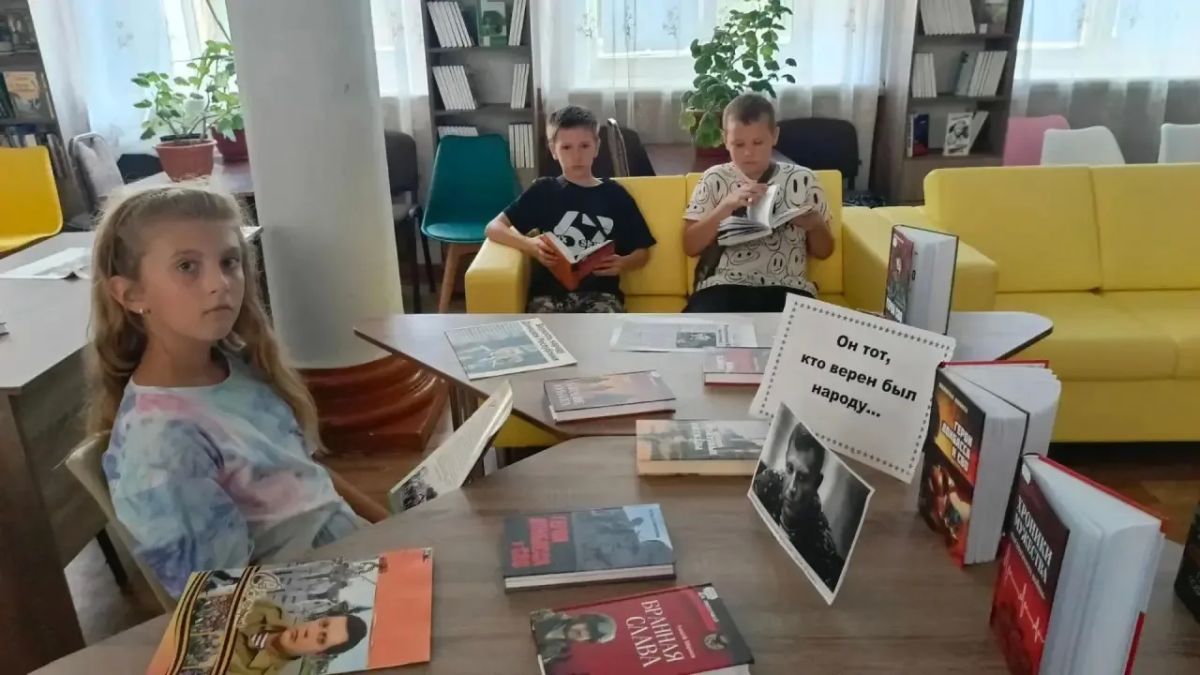 В Зугрэсской библиотеке-филиале №3 был показан документальный фильм о трагической гибели первого главы Донецкой Народной Республики А. Захарченко В Зугрэсской библиотеке-филиале №3 был показан документальный фильм о трагической гибели первого главы Донецкой Народной Республики А. Захарченко