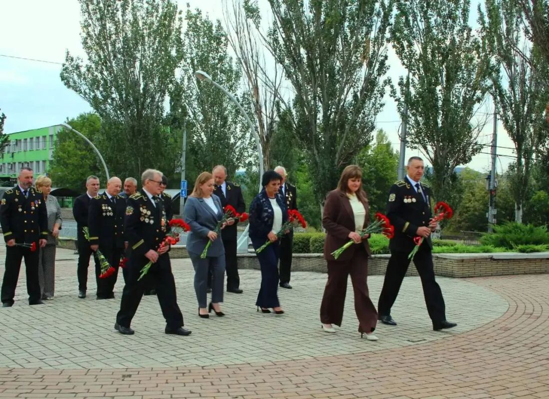 В преддверии Дня шахтёра председатель Совета женщин городского округа Макеевка, заместитель главы Администрации городского округа Макеевка Ирина Сидякина совместно с представителями Совета женщин города Макеевка приняли... В преддверии Дня шахтёра председатель Совета женщин городского округа Макеевка, заместитель главы Администрации городского округа Макеевка Ирина Сидякина совместно с представителями Совета женщин города Макеевка приняли...