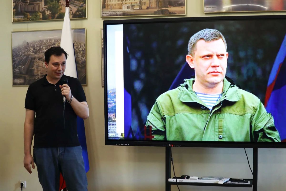 Донецк, я тебя знаю. Квиз «Донецк, я тебя знаю», приуроченный ко Дню города Донецка и Дню шахтера, состоялся в Донецкой библиотеке имени Н.К. Крупской Донецк, я тебя знаю. Квиз «Донецк, я тебя знаю», приуроченный ко Дню города Донецка и Дню шахтера, состоялся в Донецкой библиотеке имени Н.К. Крупской