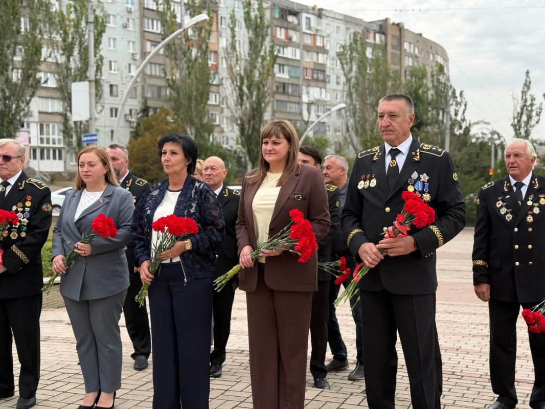 Вместе с коллегами возложили цветы к мемориалу «Подвигу шахтёров Макеевки» Вместе с коллегами возложили цветы к мемориалу «Подвигу шахтёров Макеевки»
