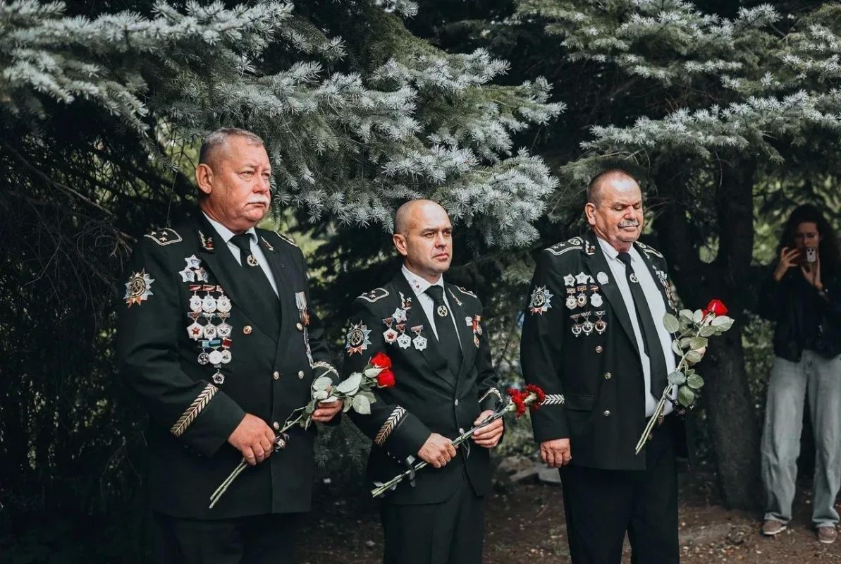 «Наш долг — знать цену шахтерского труда»: в Торезе почтили память Алексея Стаханова «Наш долг — знать цену шахтерского труда»: в Торезе почтили память Алексея Стаханова