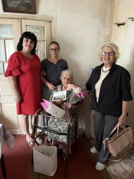 96 лет – целая эпоха : в селе Бердянское поздравили учителя, подарившего школе полвека