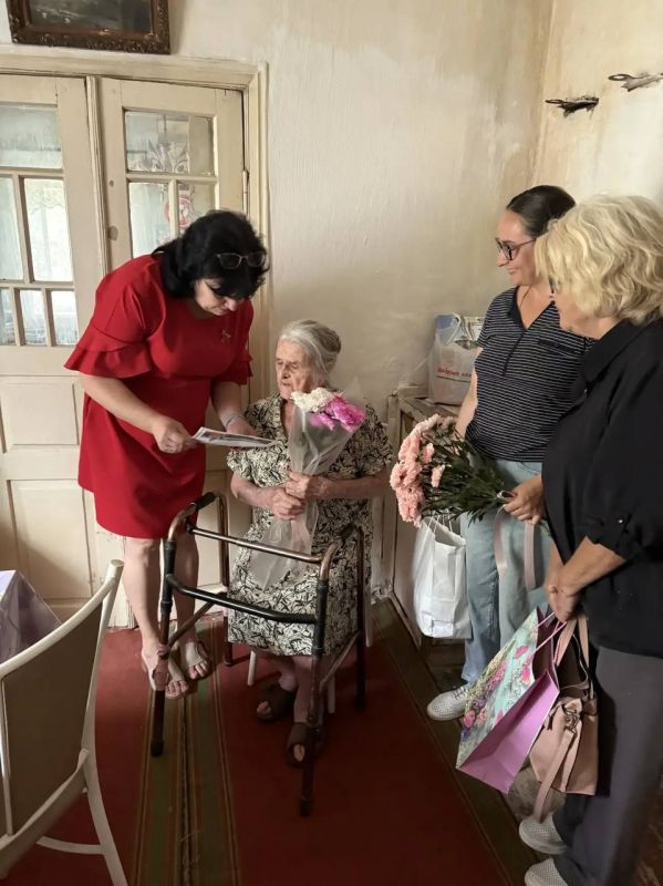 96 лет – целая эпоха : в селе Бердянское поздравили учителя, подарившего школе полвека 96 лет – целая эпоха : в селе Бердянское поздравили учителя, подарившего школе полвека