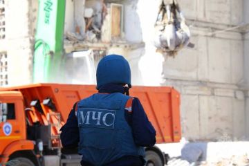 #МЧСДНР_СВОД за сутки. Ликвидировано 39 пожаров, из них ландшафтных — 21. На пожарах, причины которых устанавливаются, пострадали 3 человека