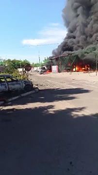 В Славянске поражена АЗС. © Наш канал