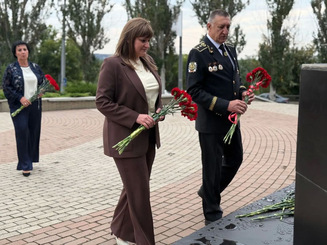 Вместе с коллегами возложили цветы к мемориалу «Подвигу шахтёров Макеевки» Вместе с коллегами возложили цветы к мемориалу «Подвигу шахтёров Макеевки»