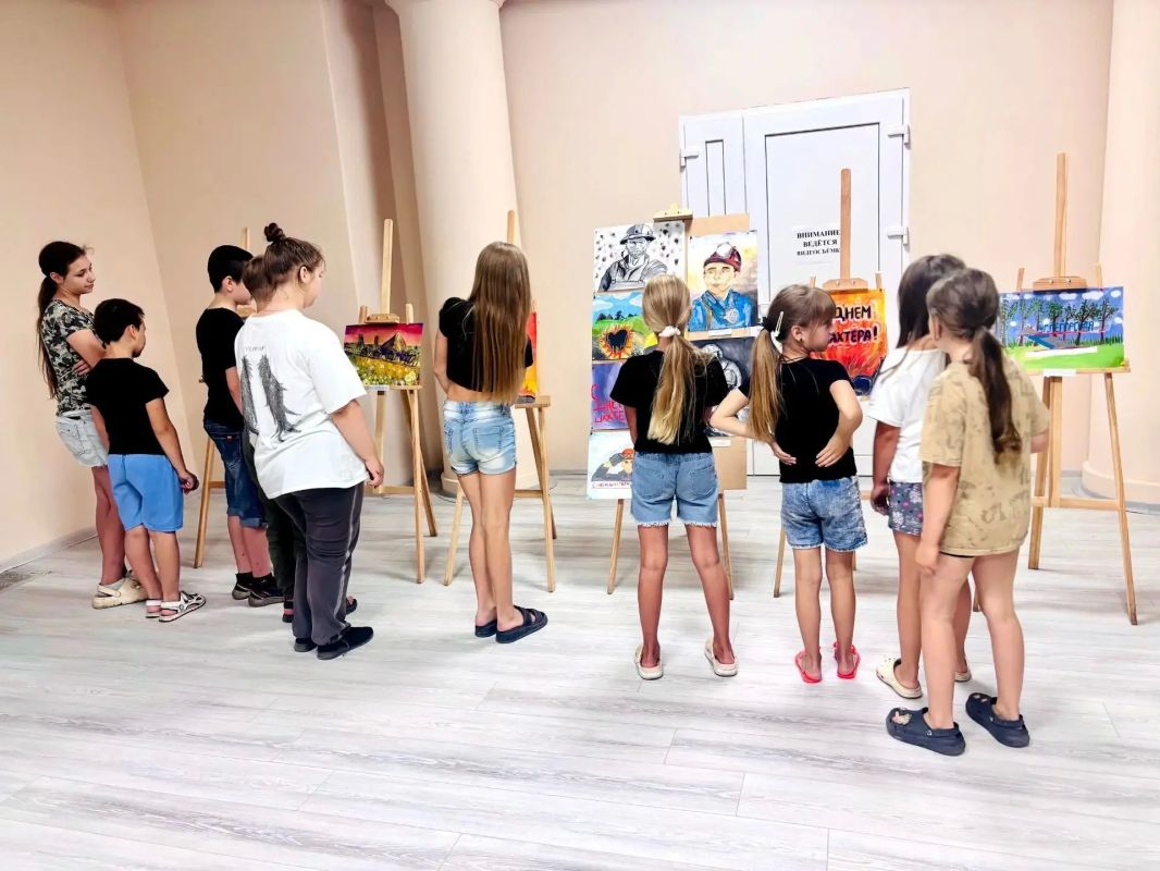 В День шахтёра в Углегорском центре культуры и досуга вниманию жителей города была предоставлена выставка детских рисунков «Слава героямгорнякам!» В День шахтёра в Углегорском центре культуры и досуга вниманию жителей города была предоставлена выставка детских рисунков «Слава героямгорнякам!»