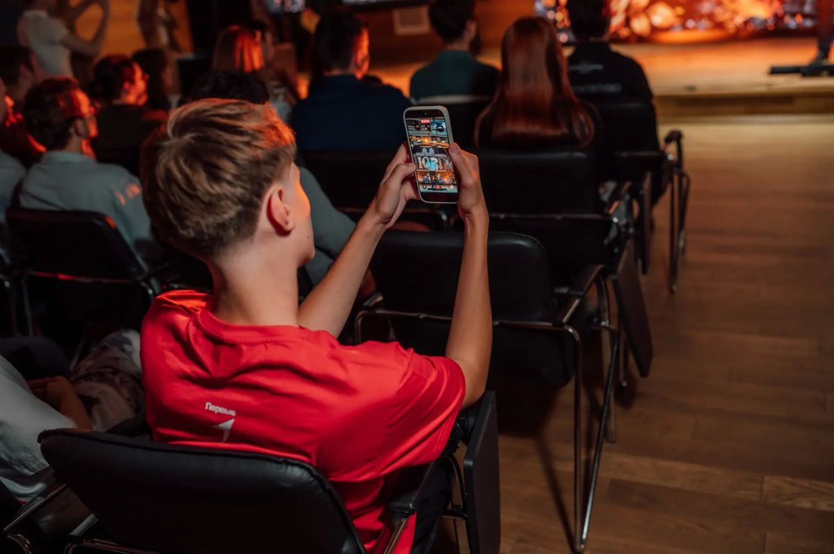 Своих видно в темноте!. Юз.ФЕСТ — первый в истории Донецка фестиваль ко Дню города и Дню шахтёра! 200 участников, 9 команд, 11 тематических станций и море эмоций! На квесте ребята строили терриконы, соревновались в добыче... Своих видно в темноте!. Юз.ФЕСТ — первый в истории Донецка фестиваль ко Дню города и Дню шахтёра! 200 участников, 9 команд, 11 тематических станций и море эмоций! На квесте ребята строили терриконы, соревновались в добыче...