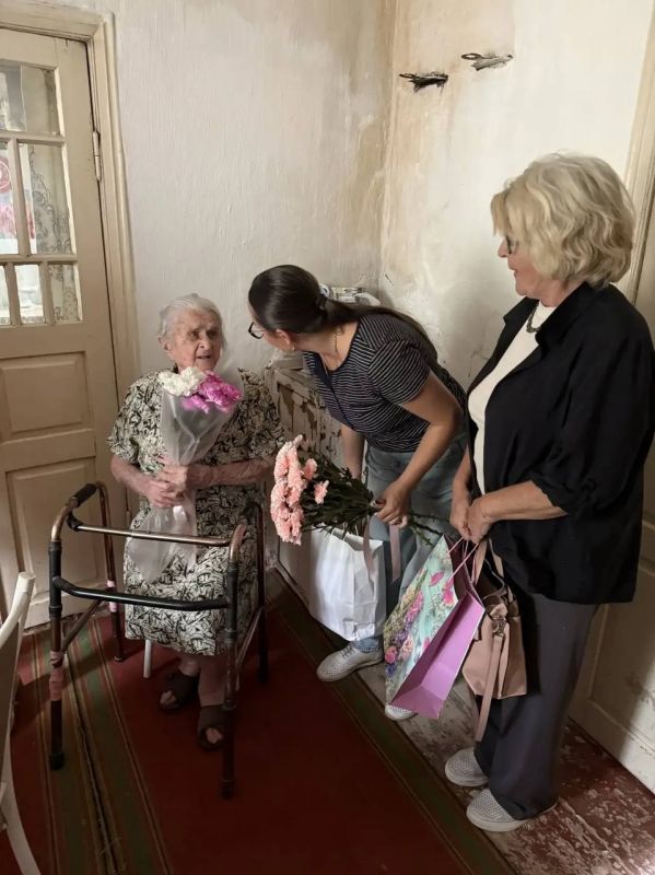 96 лет – целая эпоха : в селе Бердянское поздравили учителя, подарившего школе полвека 96 лет – целая эпоха : в селе Бердянское поздравили учителя, подарившего школе полвека