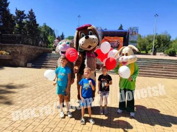 А в парке Щербакова маленьких дончан поздравляют с праздником ростовые куклы