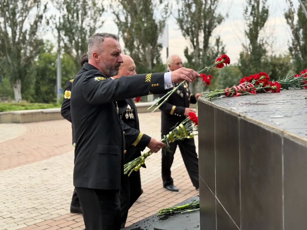 Вместе с коллегами возложили цветы к мемориалу «Подвигу шахтёров Макеевки» Вместе с коллегами возложили цветы к мемориалу «Подвигу шахтёров Макеевки»