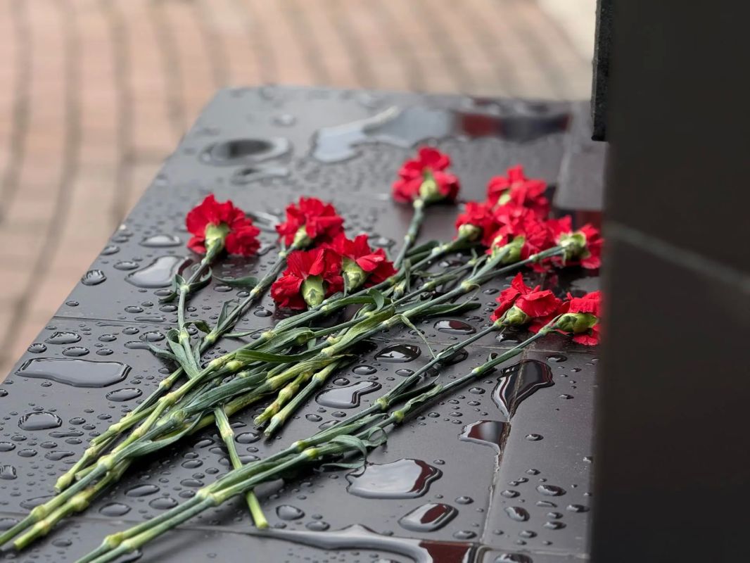 Вместе с коллегами возложили цветы к мемориалу «Подвигу шахтёров Макеевки» Вместе с коллегами возложили цветы к мемориалу «Подвигу шахтёров Макеевки»