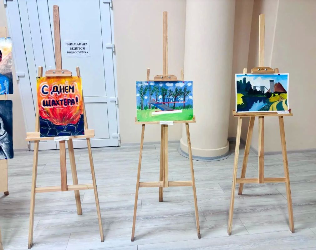 В День шахтёра в Углегорском центре культуры и досуга вниманию жителей города была предоставлена выставка детских рисунков «Слава героямгорнякам!» В День шахтёра в Углегорском центре культуры и досуга вниманию жителей города была предоставлена выставка детских рисунков «Слава героямгорнякам!»