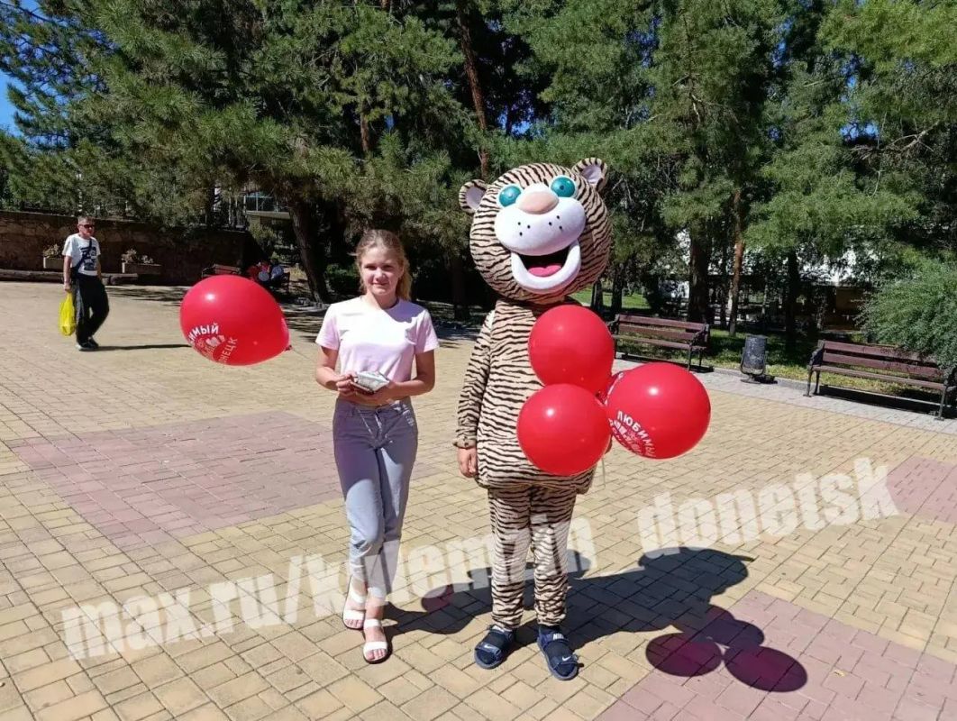 А в парке Щербакова маленьких дончан поздравляют с праздником ростовые куклы А в парке Щербакова маленьких дончан поздравляют с праздником ростовые куклы