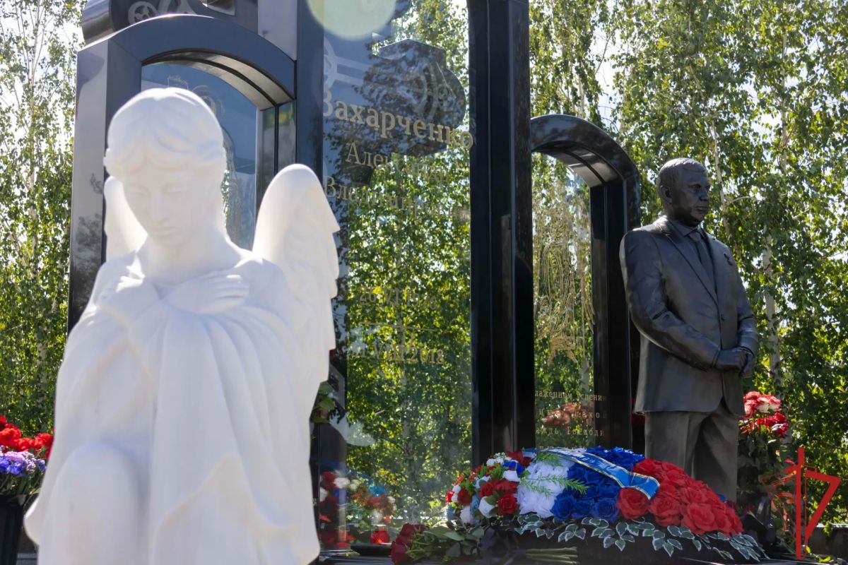 Росгвардейцы почтили память первого главы ДНР Росгвардейцы почтили память первого главы ДНР