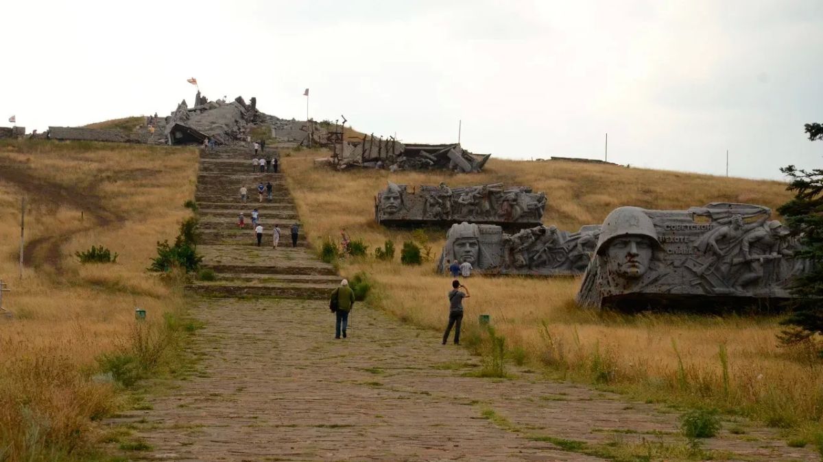 «Овеянный легендами курган» «Овеянный легендами курган»