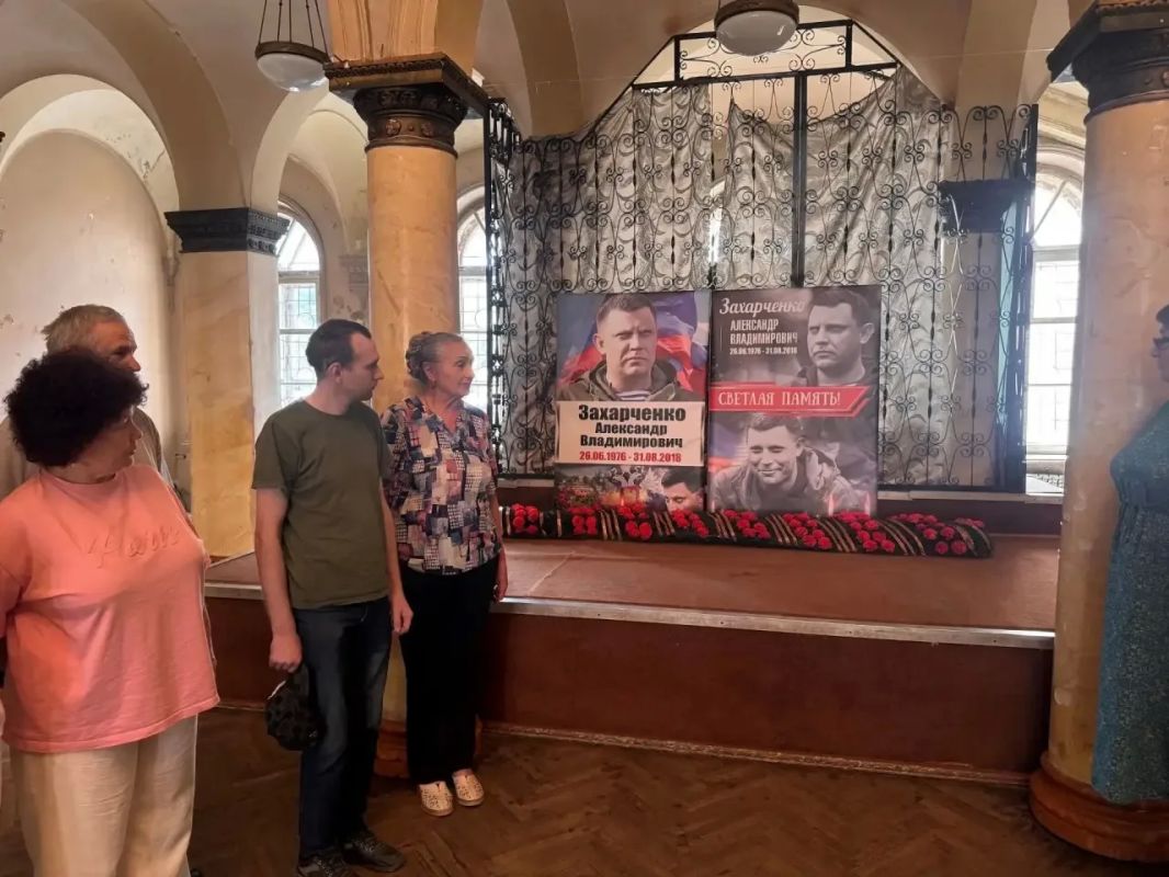 Сегодня, во Дворце культуры, состоялась акция памяти первого главы Донецкой Народной Республики - Александра Владимировича Захарченко Сегодня, во Дворце культуры, состоялась акция памяти первого главы Донецкой Народной Республики - Александра Владимировича Захарченко