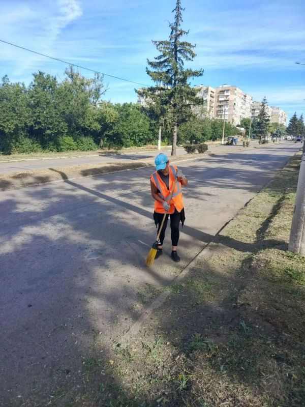 Коммунальщики Снежного продолжают благоустраивать территории общего пользования Коммунальщики Снежного продолжают благоустраивать территории общего пользования