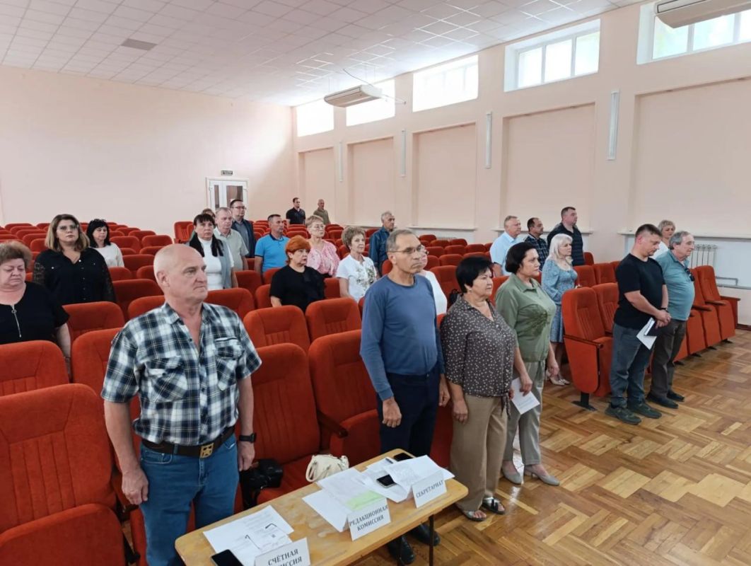 Встретился с депутатами Амвросиевского местного отделения Всероссийской Партии «Единая Россия» Встретился с депутатами Амвросиевского местного отделения Всероссийской Партии «Единая Россия»