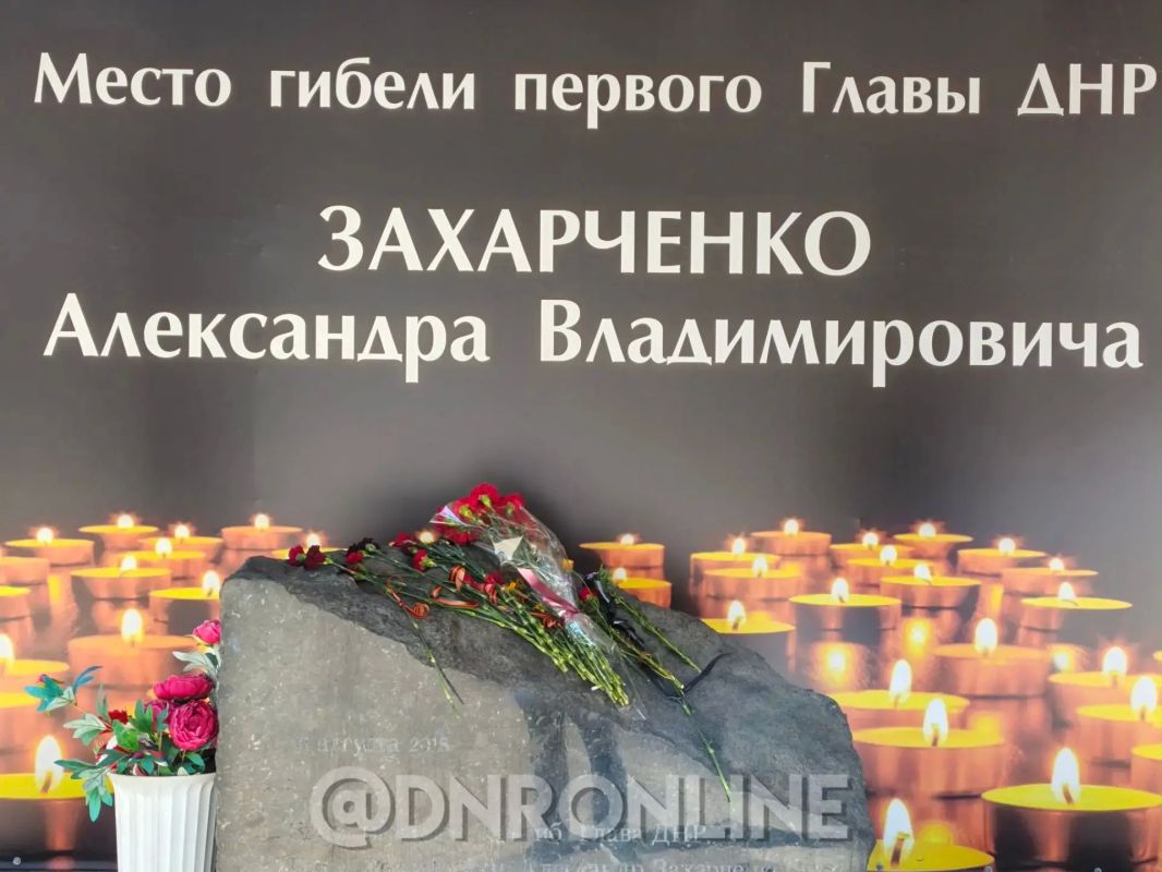 Жители Донецкой Народной Республики несут цветы к месту гибели первого Главы ДНР Александра Захарченко Жители Донецкой Народной Республики несут цветы к месту гибели первого Главы ДНР Александра Захарченко
