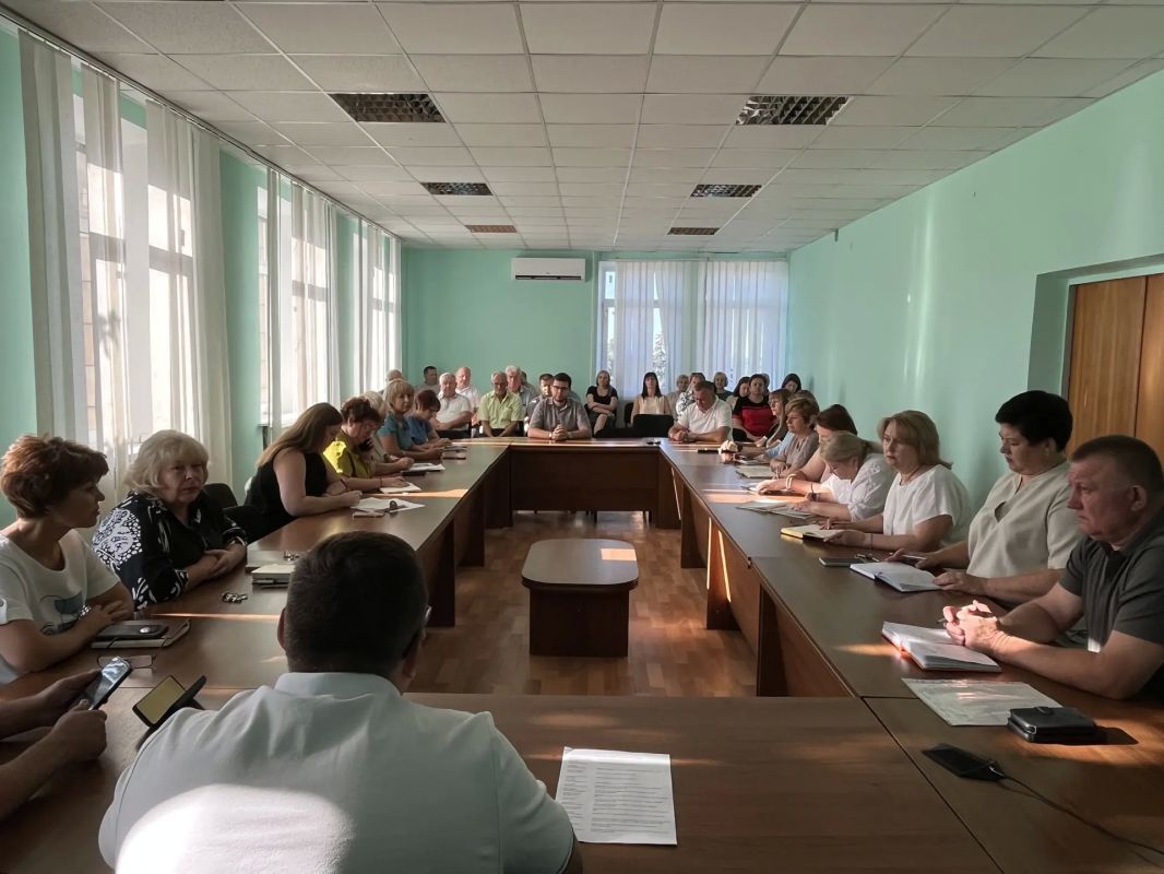 Василий Овчаров: Сегодня, 31 августа 2026 года, состоялось аппаратное совещание с начальниками структурных подразделений Администрации Новоазовского муниципального округа, территориальных подразделений министерств и ведомств... Василий Овчаров: Сегодня, 31 августа 2026 года, состоялось аппаратное совещание с начальниками структурных подразделений Администрации Новоазовского муниципального округа, территориальных подразделений министерств и ведомств...
