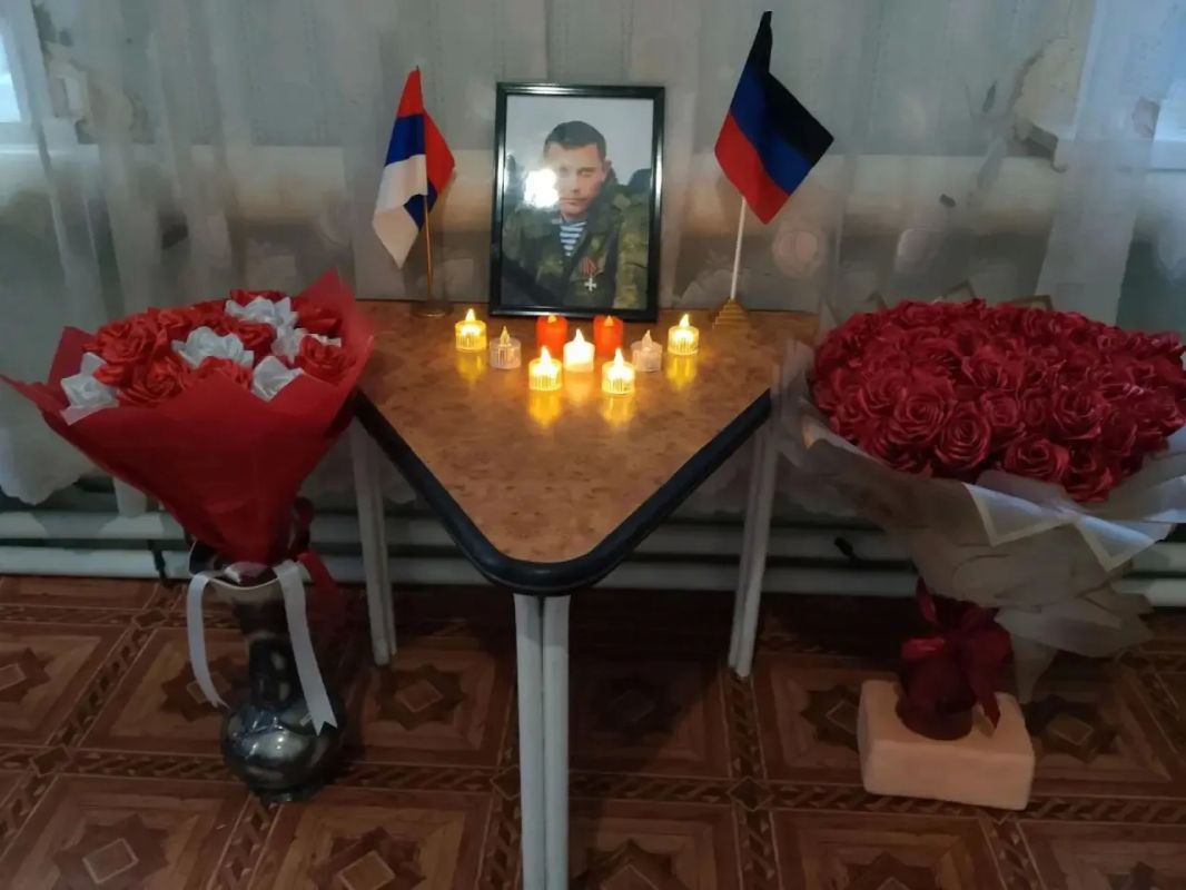 Сегодня, 31 августа, Донецкая Народная Республика, а вместе с ней и все, кто помнит и ценит историю становления Донбасса, скорбят и вспоминают Александра Владимировича Захарченко – первого Главу ДНР, погибшего в этот день... Сегодня, 31 августа, Донецкая Народная Республика, а вместе с ней и все, кто помнит и ценит историю становления Донбасса, скорбят и вспоминают Александра Владимировича Захарченко – первого Главу ДНР, погибшего в этот день...