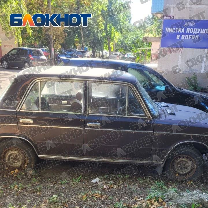 Второй год стоят во дворе: жители Донецка снова жалуются на бесхозные автомобили Второй год стоят во дворе: жители Донецка снова жалуются на бесхозные автомобили
