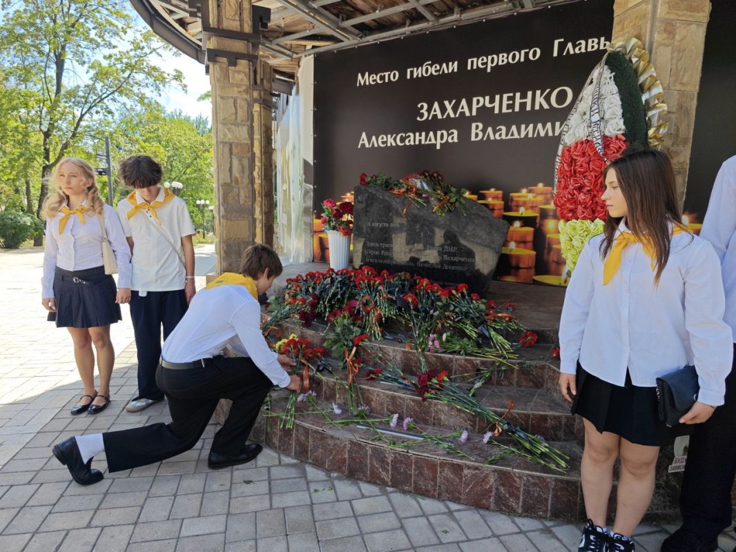 Учащиеся профильного класса РВИО донецкого лицея № 1 почтили память первого Главы Донецкой Народной Республики Александра Захарченко Учащиеся профильного класса РВИО донецкого лицея № 1 почтили память первого Главы Донецкой Народной Республики Александра Захарченко