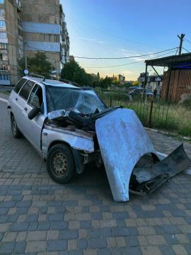 Еще одно битое корыто гниет в центре микрорайона Зеленый в Макеевке после ДТП