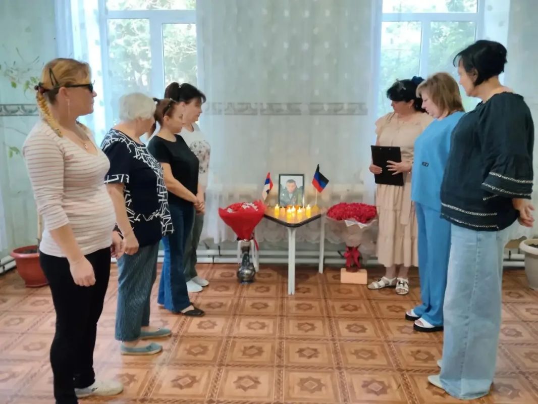 Сегодня, 31 августа, Донецкая Народная Республика, а вместе с ней и все, кто помнит и ценит историю становления Донбасса, скорбят и вспоминают Александра Владимировича Захарченко – первого Главу ДНР, погибшего в этот день... Сегодня, 31 августа, Донецкая Народная Республика, а вместе с ней и все, кто помнит и ценит историю становления Донбасса, скорбят и вспоминают Александра Владимировича Захарченко – первого Главу ДНР, погибшего в этот день...