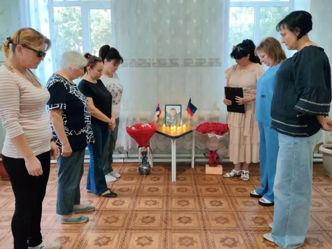 Сегодня, 31 августа, Донецкая Народная Республика, а вместе с ней и все, кто помнит и ценит историю становления Донбасса, скорбят и вспоминают Александра Владимировича Захарченко – первого Главу ДНР, погибшего в этот день... Сегодня, 31 августа, Донецкая Народная Республика, а вместе с ней и все, кто помнит и ценит историю становления Донбасса, скорбят и вспоминают Александра Владимировича Захарченко – первого Главу ДНР, погибшего в этот день...